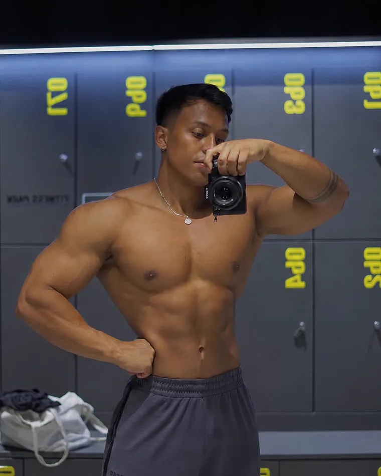 Cristian Dávila ahora: foto en el vestuario, sin camiseta y marcando el brazo.